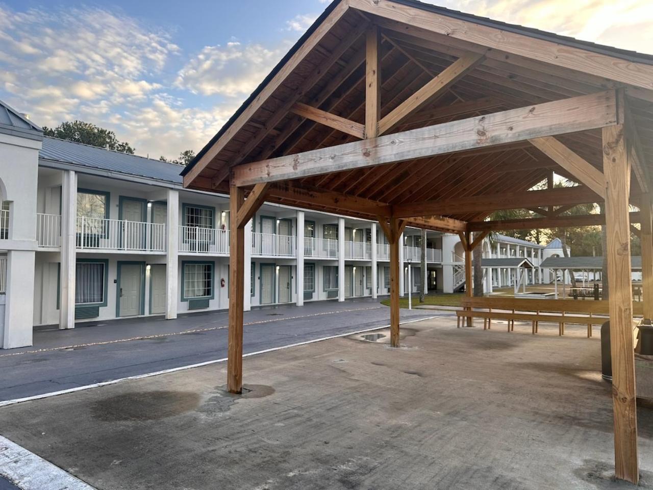 Suburban Studios By Choice Hotels - Award Winning - New 2024 - Walk To Eateries & Grocery - Ultra Sparkling - Garden Rooms - Designer Lighting & Right Off I-95 - Proudly An All American Managed Property Brunswick Bagian luar foto
