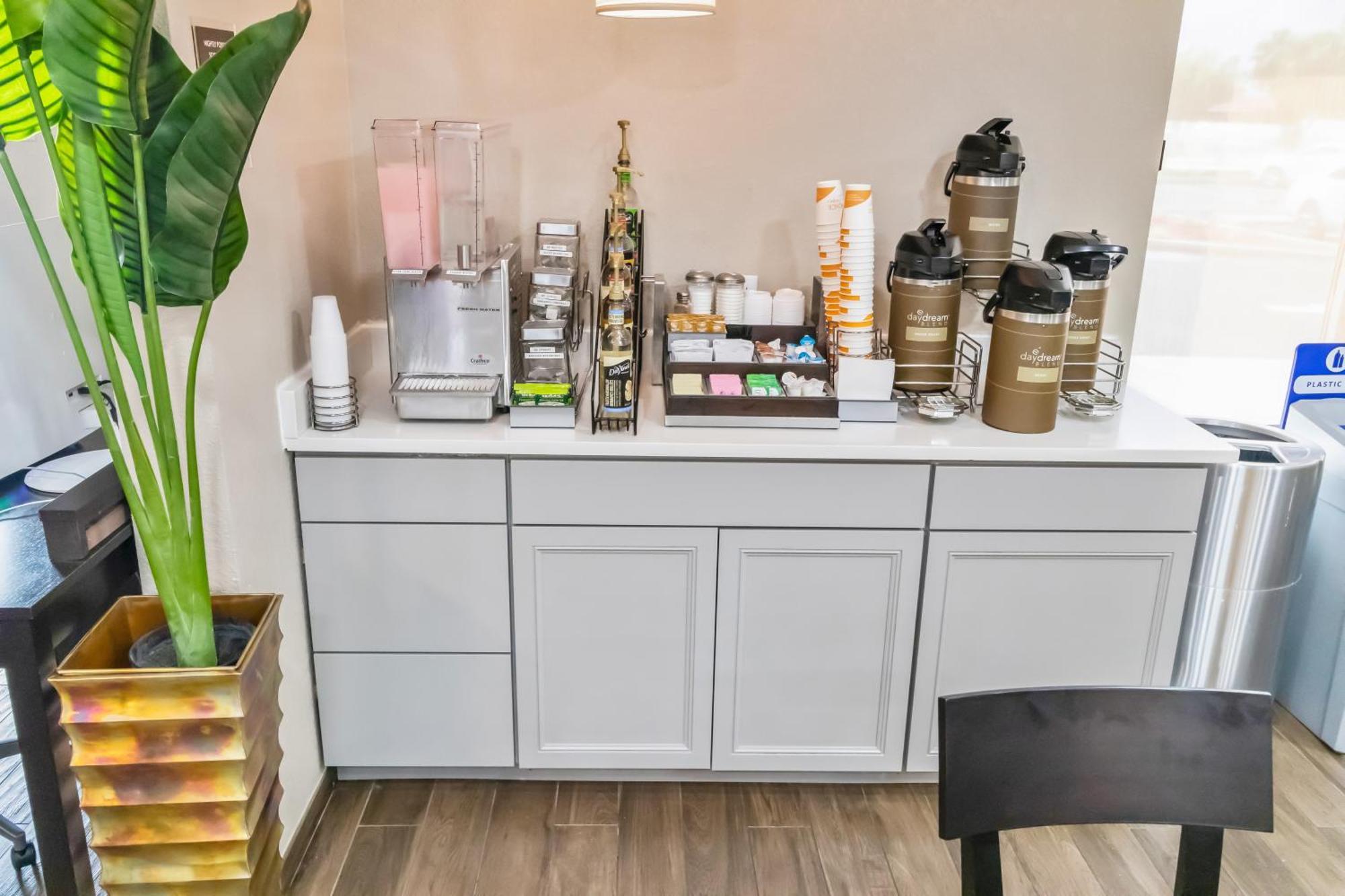 Suburban Studios By Choice Hotels - Award Winning - New 2024 - Walk To Eateries & Grocery - Ultra Sparkling - Garden Rooms - Designer Lighting & Right Off I-95 - Proudly An All American Managed Property Brunswick Bagian luar foto