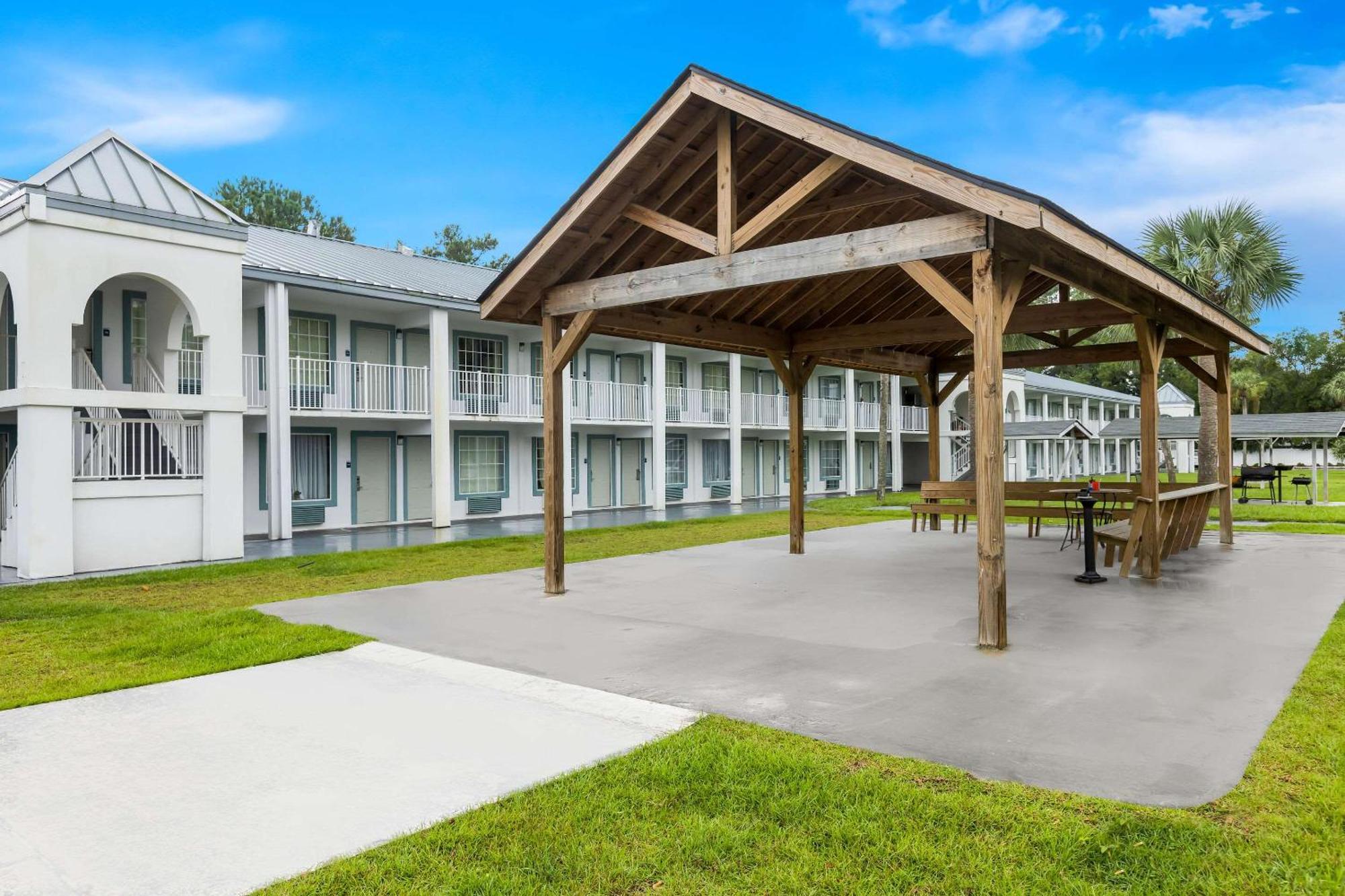Suburban Studios By Choice Hotels - Award Winning - New 2024 - Walk To Eateries & Grocery - Ultra Sparkling - Garden Rooms - Designer Lighting & Right Off I-95 - Proudly An All American Managed Property Brunswick Bagian luar foto