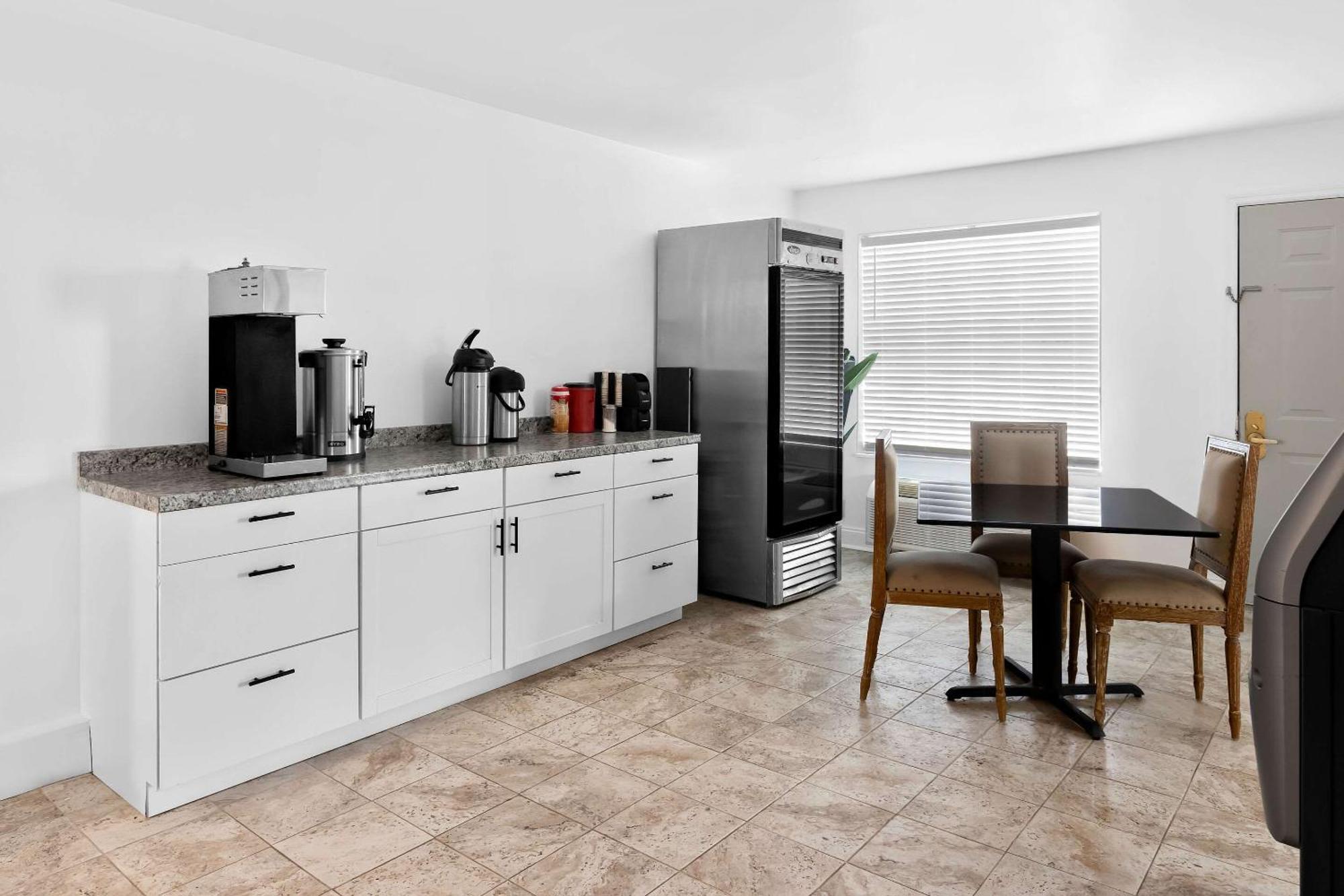 Suburban Studios By Choice Hotels - Award Winning - New 2024 - Walk To Eateries & Grocery - Ultra Sparkling - Garden Rooms - Designer Lighting & Right Off I-95 - Proudly An All American Managed Property Brunswick Bagian luar foto