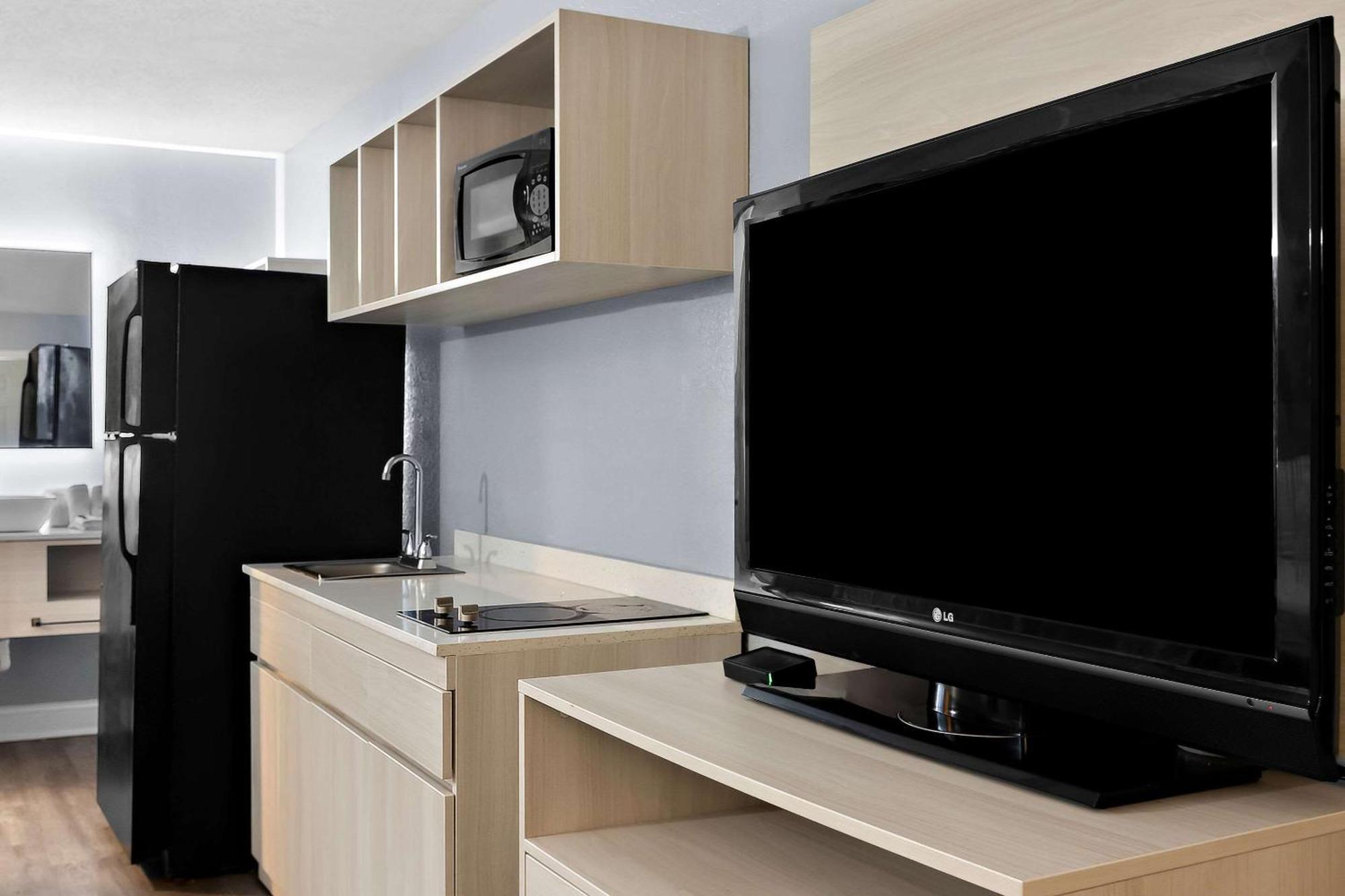 Suburban Studios By Choice Hotels - Award Winning - New 2024 - Walk To Eateries & Grocery - Ultra Sparkling - Garden Rooms - Designer Lighting & Right Off I-95 - Proudly An All American Managed Property Brunswick Bagian luar foto