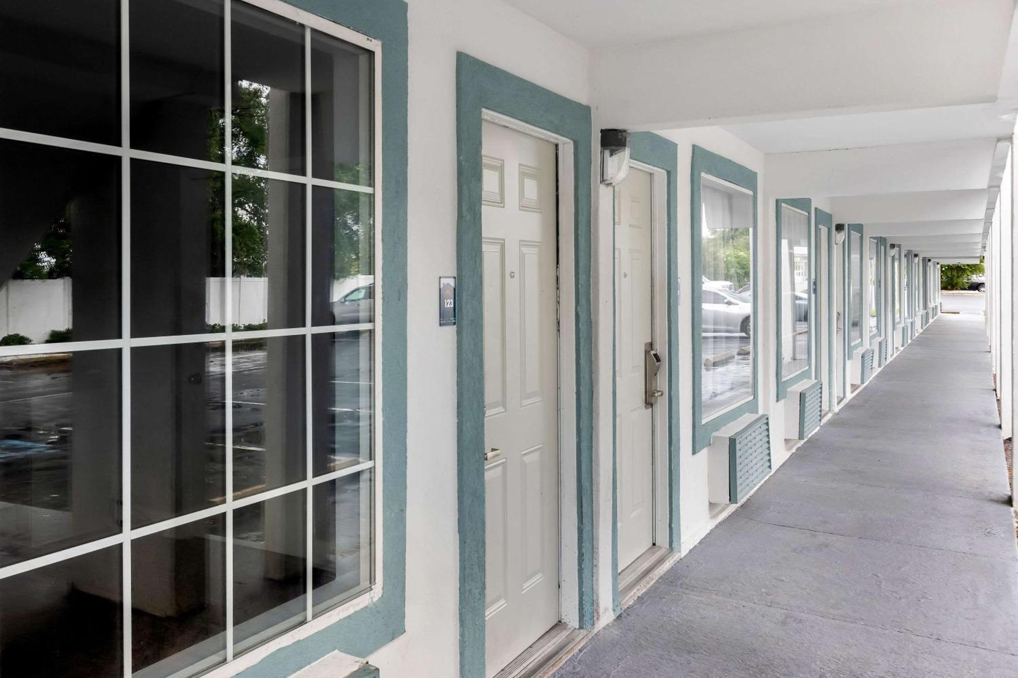 Suburban Studios By Choice Hotels - Award Winning - New 2024 - Walk To Eateries & Grocery - Ultra Sparkling - Garden Rooms - Designer Lighting & Right Off I-95 - Proudly An All American Managed Property Brunswick Bagian luar foto